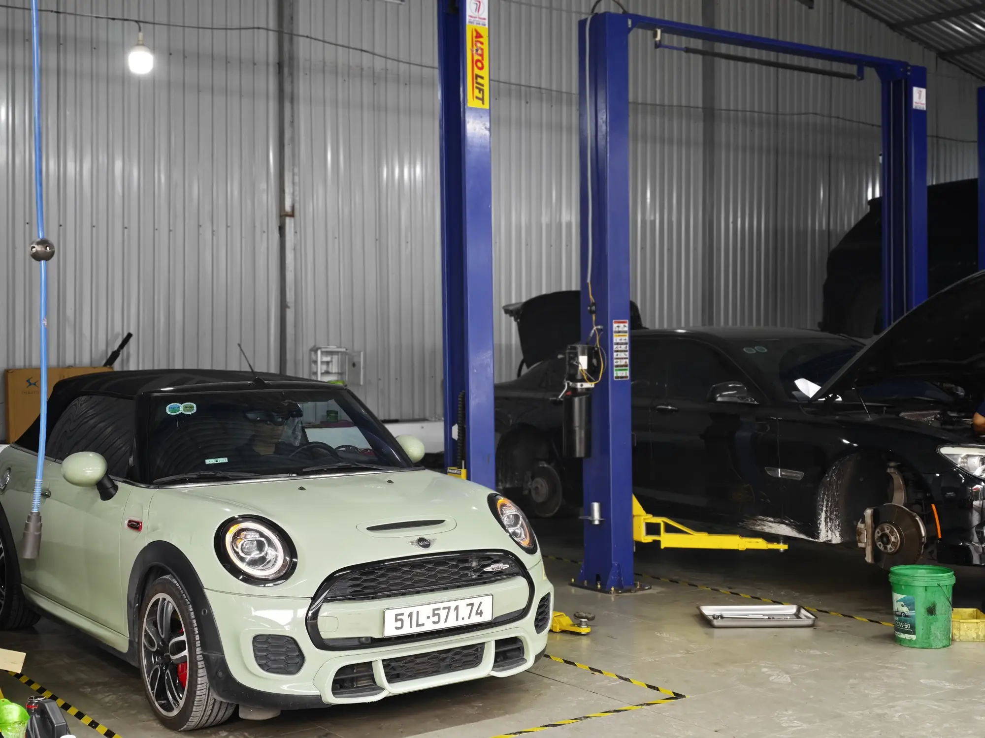 MINI John Cooper Works màu xanh bạc hà tại xưởng BMAP Workshop, Quận 7