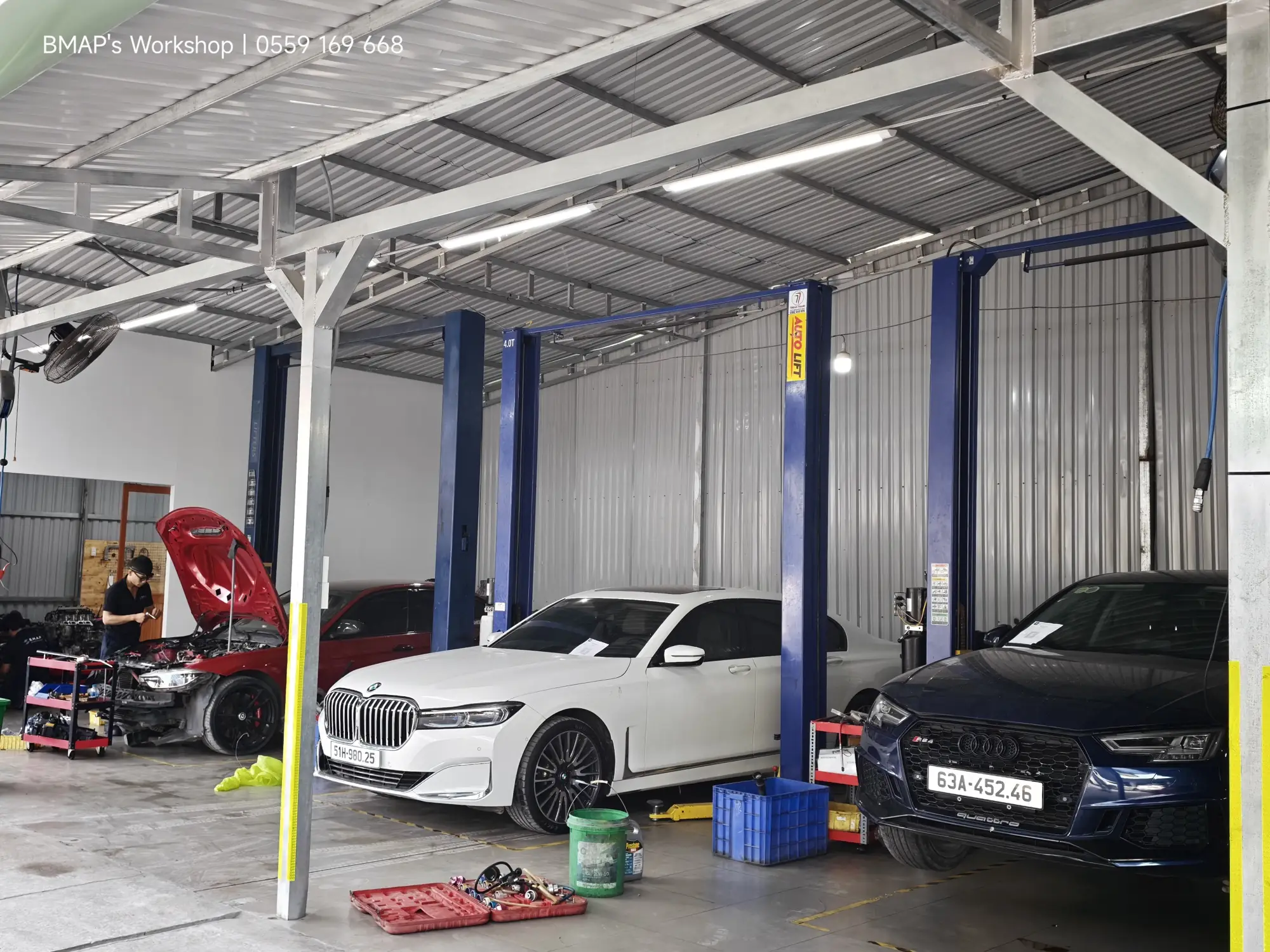 Audi và BMW 7-Series trên cầu nâng tại xưởng BMAP