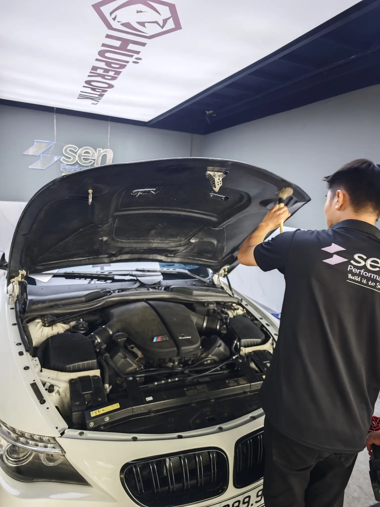 Vệ sinh nội thất chi tiết tại Sen Performance